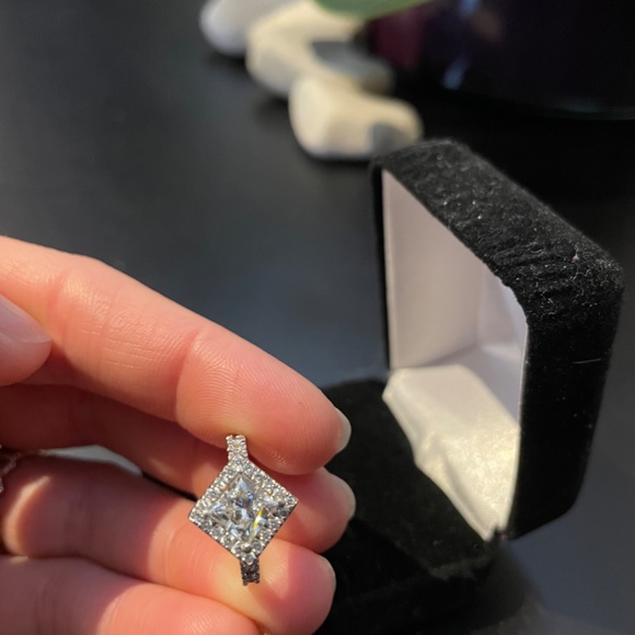 Diamond engagement ring - Picture 2 of 5